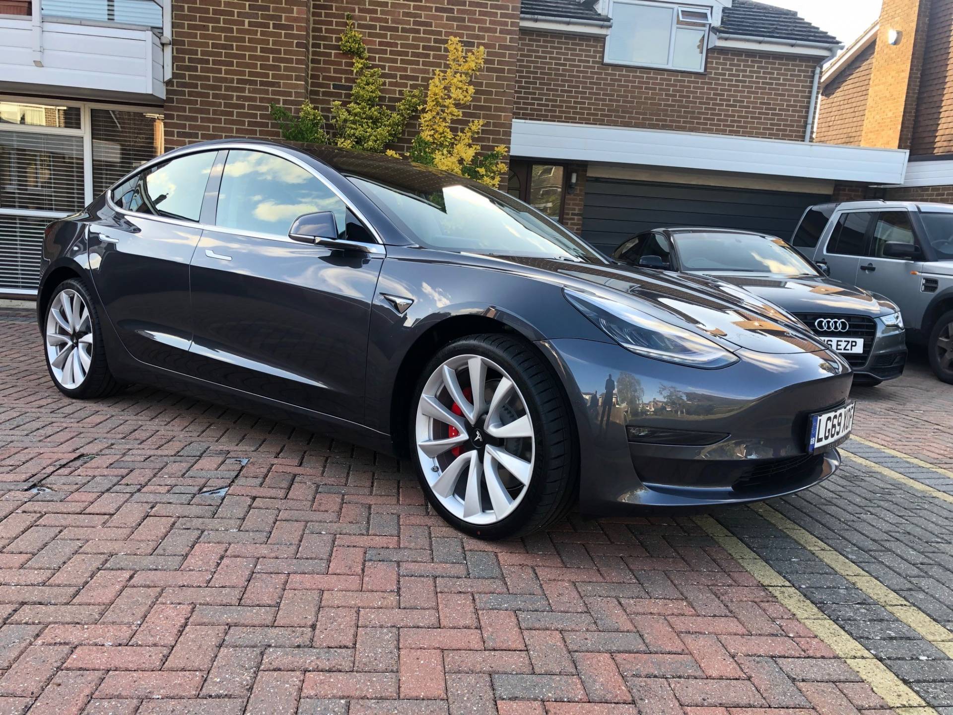 New Tesla Model 3 Saloon Review 